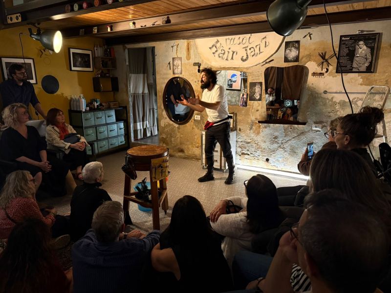 BLACK SCENEGGIATA! Ovvero: la cantata del napoletano avvenne da lontano!